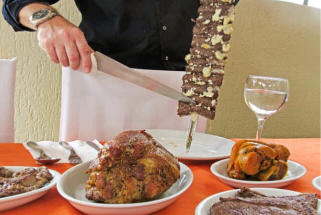 Carne servida no espeto