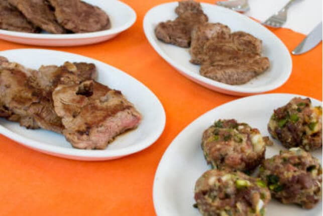 Pratos com carne assada