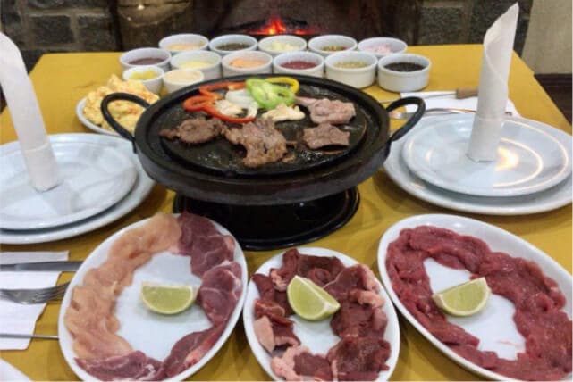 Fondue com carne grelhada e alguns molhos
